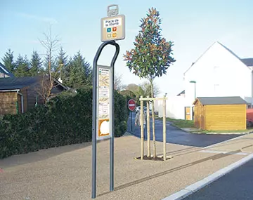 Haltestellenschild und Haltestellen-Stele für ÖPNV
