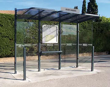 Moderner Fahrgastunterstand und Wartehalle aus Stahl