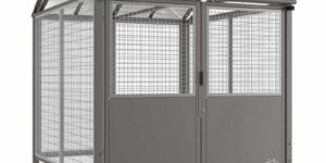 Abschließbare Überdachung Vierkantrohr „L” aus feuerverzinktem Stahl mit Drahtgitterverkleidung, Doppeltür und Polycarbonat-Bogendach.