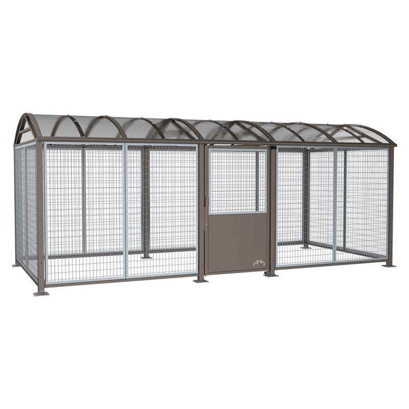Abschließbare Großraum-Fahrradüberdachung Vierkantrohr XL mit 6,2 m Länge, feuerverzinktem Stahlgitter, zentraler Tür und Polycarbonat-Tonnendach.