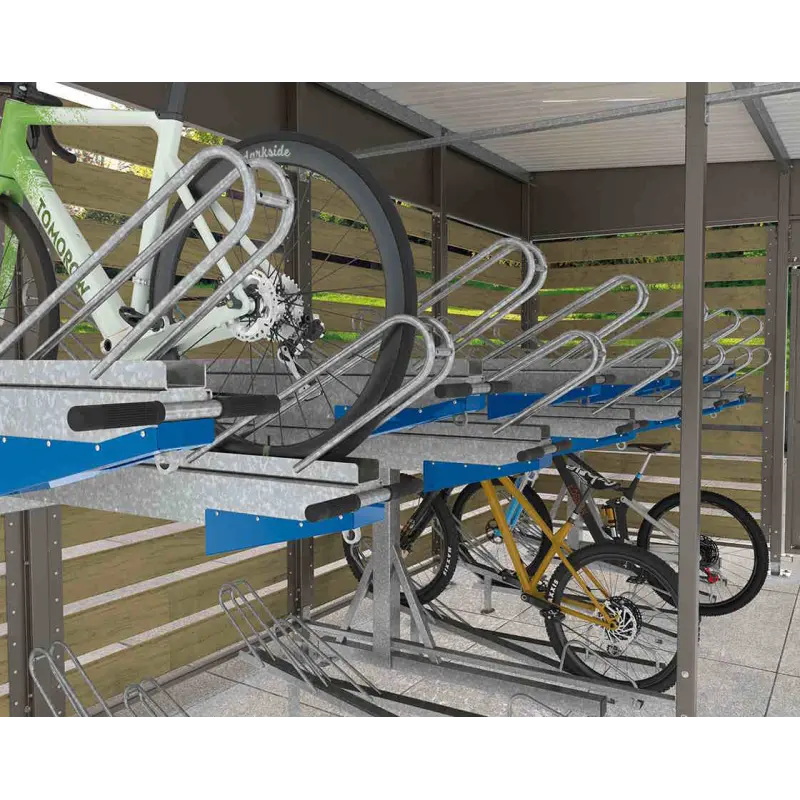 Zweistöckige Fahrradparkanlage Horizont im öffentlichen Nahverkehrsbereich beim Einstellen eines Fahrrads auf die obere Schiene.