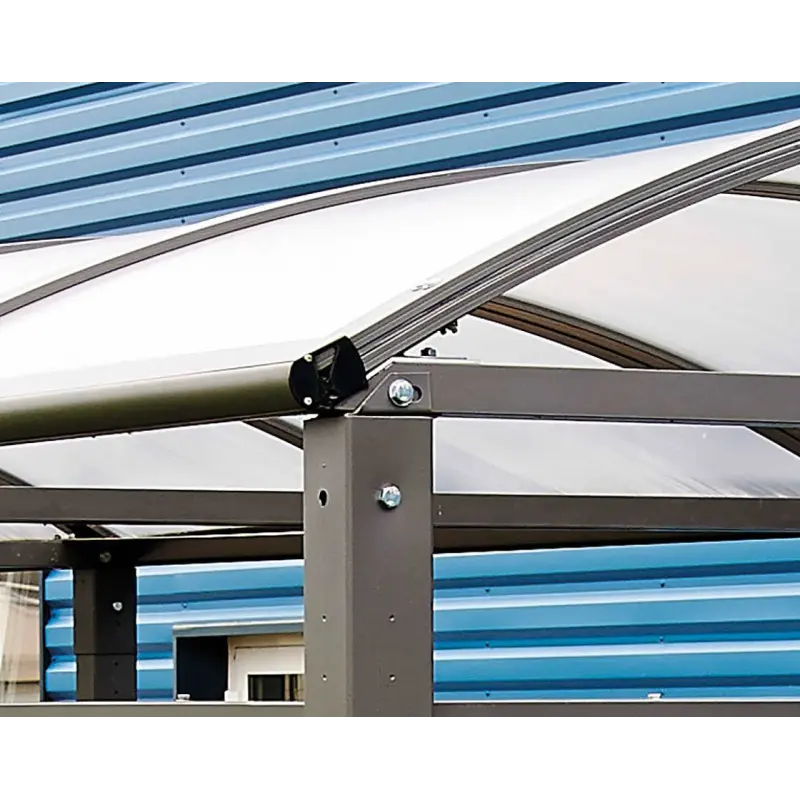 Nahaufnahme der Aluminium-Dachentwässerungsrinne und der stabilen Trägerverbindung am Pfostenkopf der XXL-Überdachung.