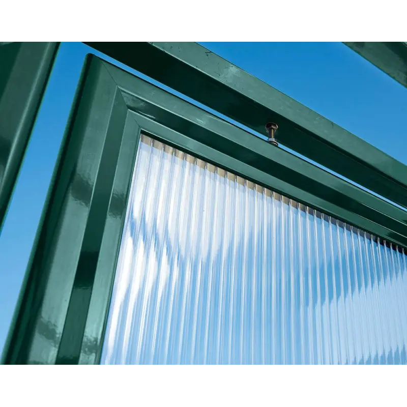 Detailansicht der UV-geschützten Polycarbonat-Stegplatte im pulverbeschichteten Aluminium-Rahmen der XXL-Seitenverkleidung.