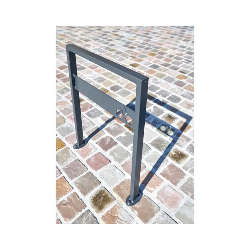 Fahrradanlehnbügel Milano mit gelasertem Fahrrad-Symbol und ovalen Bodenplatten zur Dübelmontage auf Natursteinpflaster.