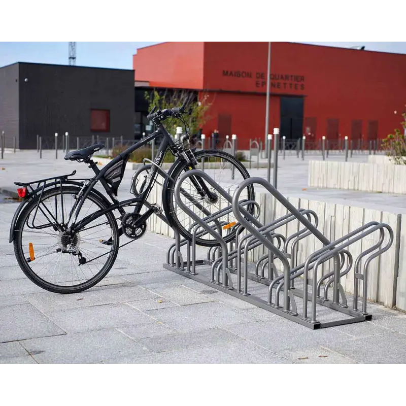 Reihenfahrradständer Optimum mit abgestelltem Trekkingrad auf einem gepflasterten Schul- und Quartiersplatz.