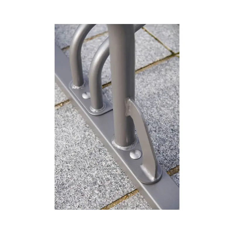 Detailaufnahme der verstärkten Bodenlasche mit Schraubbefestigung am Vierkant-Grundrahmen des Fahrradständers Optimum.