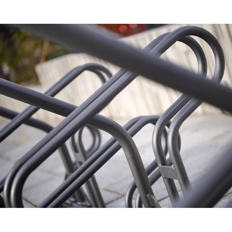 Detailaufnahme der verstärkten Bodenlasche mit Schraubbefestigung am Vierkant-Grundrahmen des Fahrradständers Optimum.
