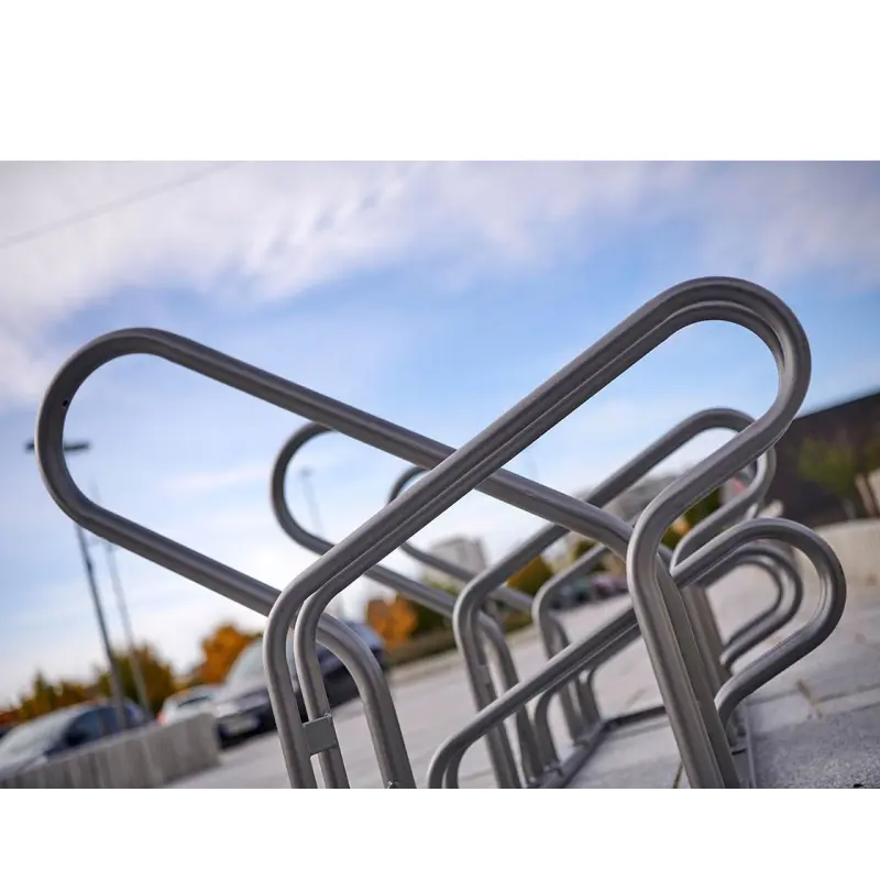 Detailansicht der massiven Haltebügel und soliden Schweißverbindungen des Reihenfahrradständers Optimum.