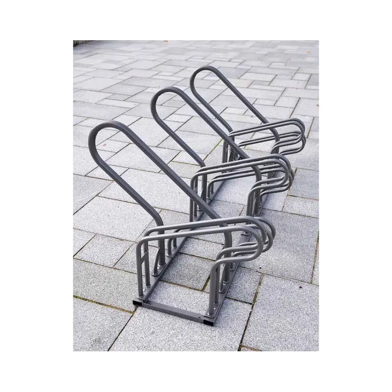 Detailaufnahme der geschwungenen Rundstahlbügel des Fahrradständers Optimum mit robuster Pulverbeschichtung.
