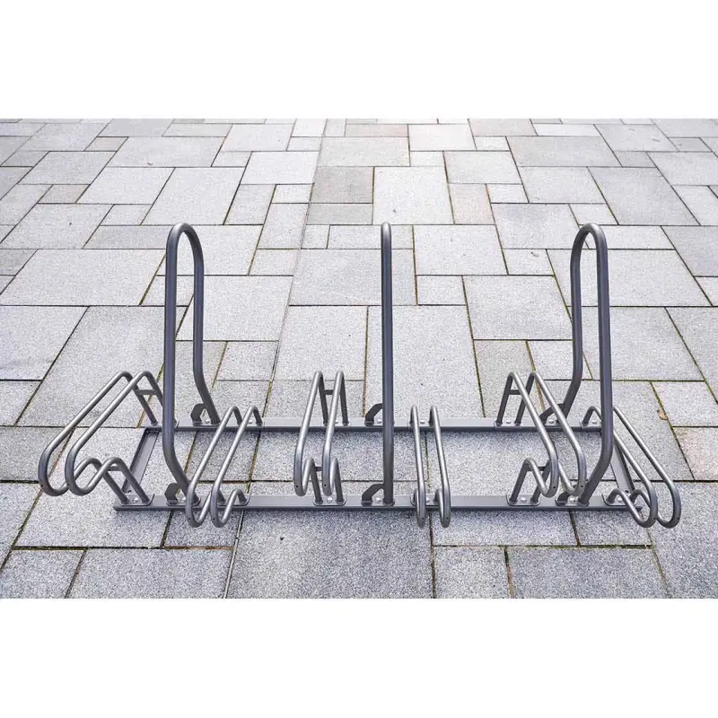 Vorderansicht des 6-Platz-Fahrradständers Optimum mit abwechselnd hohen und tiefen Einstellbügeln aus Rundstahl.