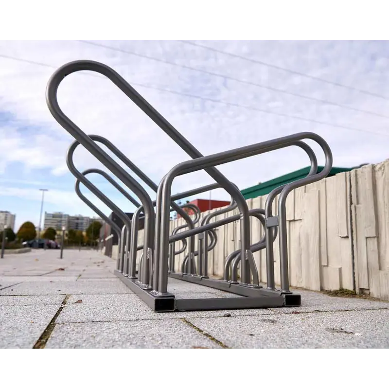 Perspektivische Ansicht der feuerverzinkten Stahl-Haltebügel des Reihenfahrradständers Optimum auf Pflasterbelag.