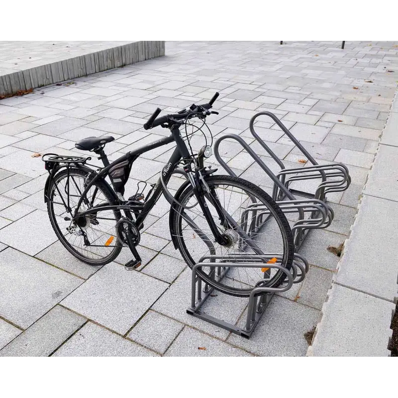 Draufsicht auf den Fahrradständer Optimum mit sicher eingestelltem Fahrrad und versetzten Einstellplätzen gegen Lenkerkontakt.