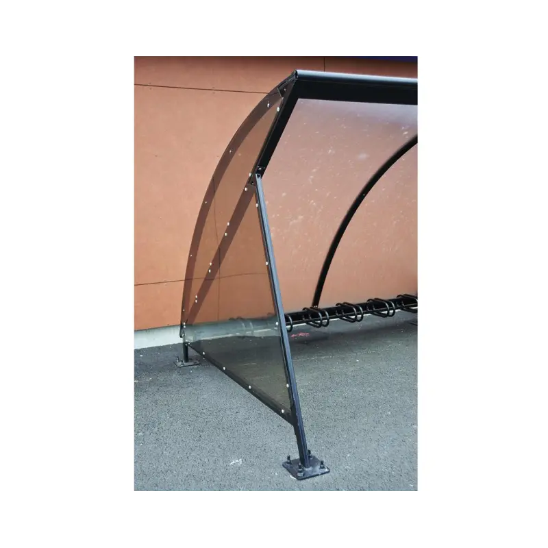 Seitliche Perspektive der Halbmond-Fahrradüberdachung mit dreieckiger Seitenwandverkleidung und Bodenplattenbefestigung.