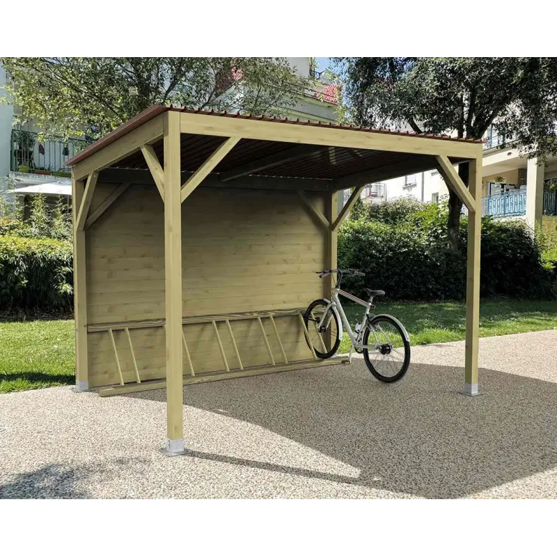 Wetterfeste Holz-Fahrradüberdachung Turin mit geschlossener Holzwand und Fahrradständer in einer modernen Wohnanlage.