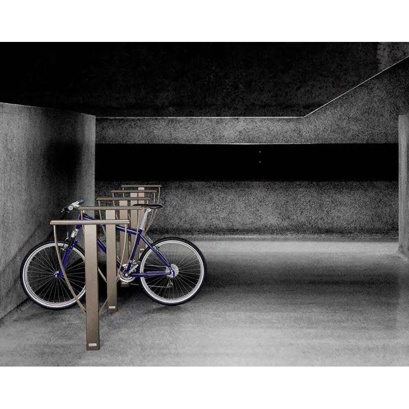 Radlehnen Lissabon in Reihenaufstellung mit Fahrrad vor moderner Sichtbeton-Wand