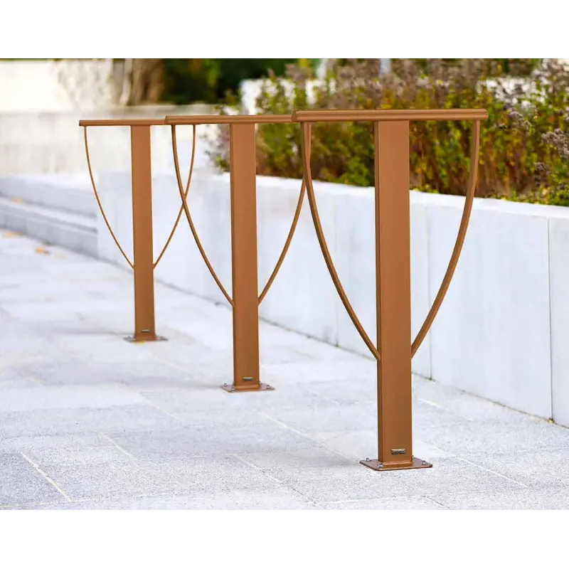 Drei Procity Radlehnen Modell Lissabon in Reihe auf gepflastertem Vorplatz montiert