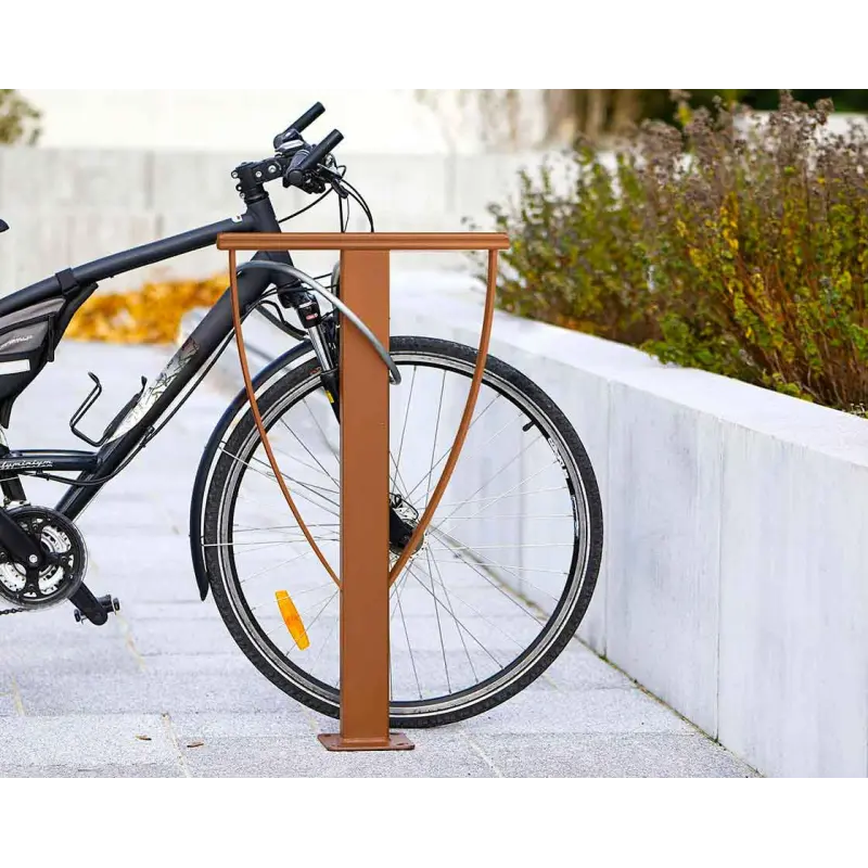 Detailansicht der Radlehne Lissabon mit sicher angelehntem und angeschlossenem Mountainbike im Außenbereich