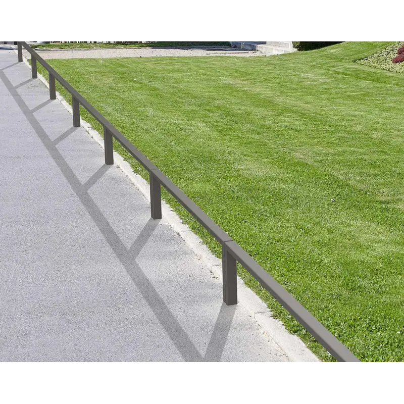 In Reihe montierte Randschutzbügel Milan zur Abgrenzung zwischen gepflastertem Fußweg und Rasenfläche im Außenbereich.