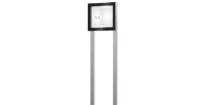 Modernes Freistehender Schaukasten Edge mit schwarzem Siebdruckrahmen und zwei Standpfosten aus Aluminium.