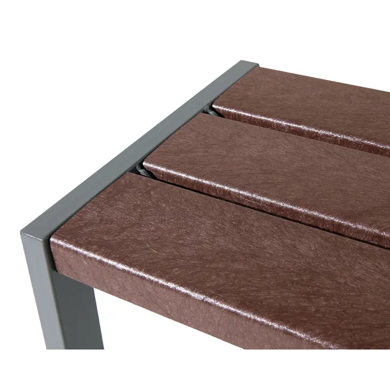 Eckdetail der Sitzbank Silaos mit robuster Stahlrahmeneinfassung und abgerundeten Recycling-Kunststoff-Sitzbohlen.