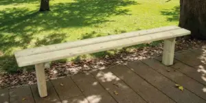 Massive Sitzbank ohne Rückenlehne Turin aus autoklaviertem Naturholz (2000 mm) zum Einbetonieren für Parks und Schulen.