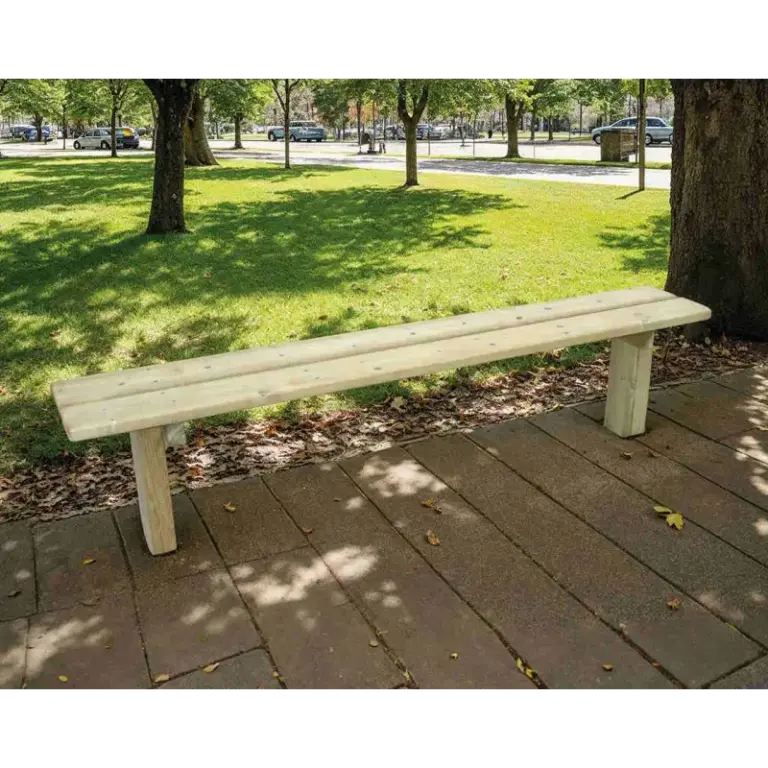 Massive Sitzbank ohne Rückenlehne Turin aus autoklaviertem Naturholz (2000 mm) zum Einbetonieren für Parks und Schulen.