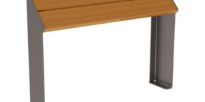 Moderne Anlehnbank KUBE mit anthrazitgrauer Stahlstruktur und Holz-Sitzfläche für ÖPNV-Haltestellen und Fahrgastunterstände.